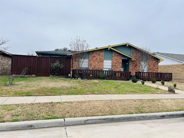 view of front of house featuring a front lawn