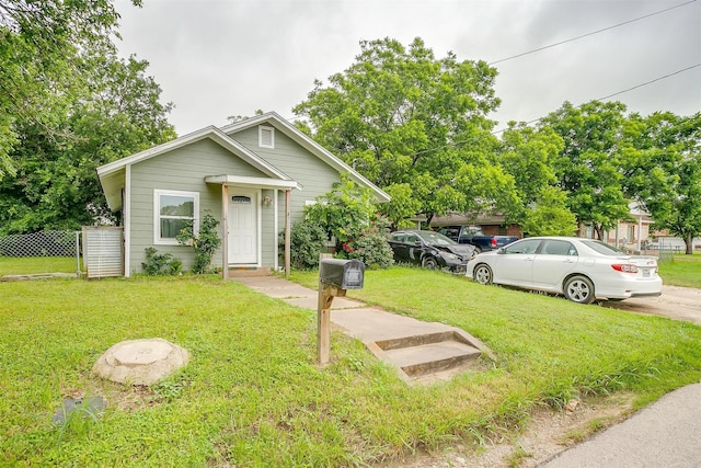 view of front of home featuring a front yard