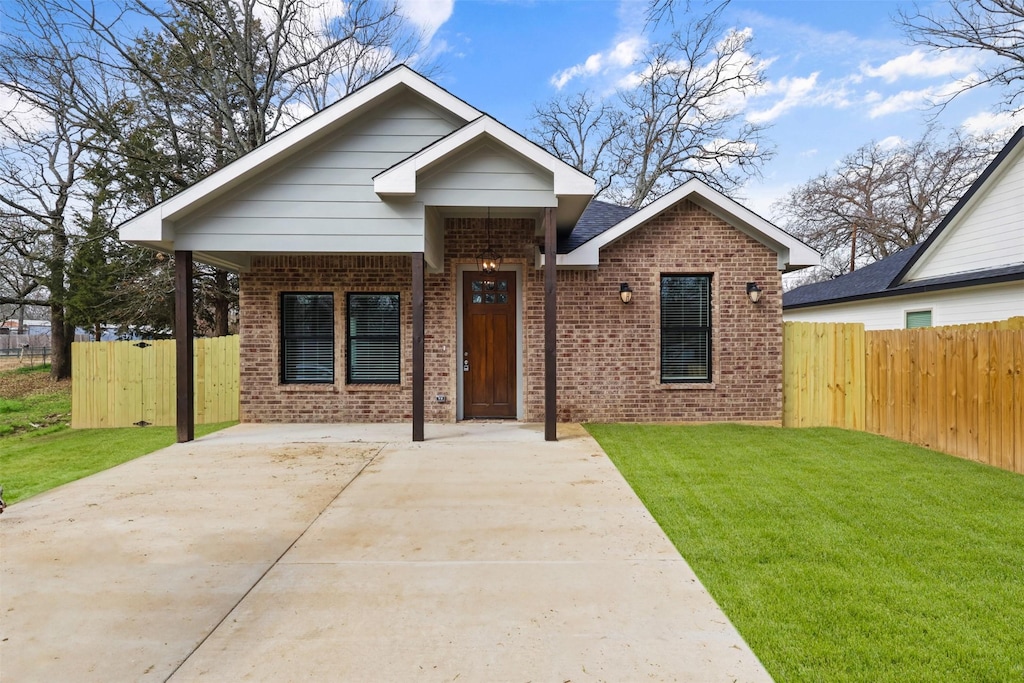 view of front of home featuring a front yard