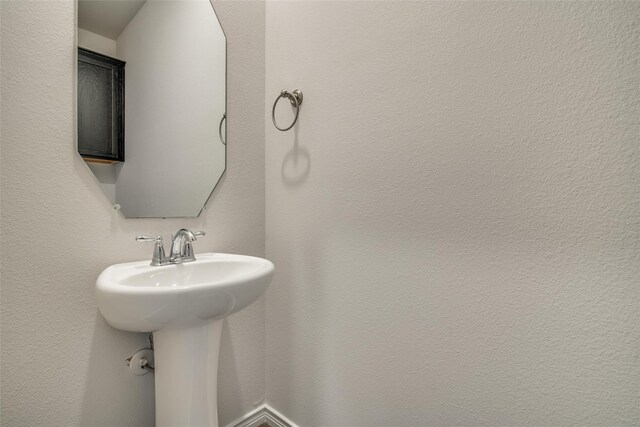 bathroom featuring sink