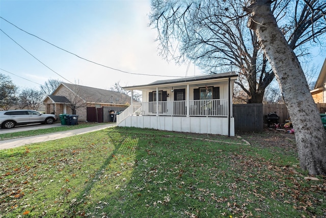 view of front facade featuring covered porch and a front yard