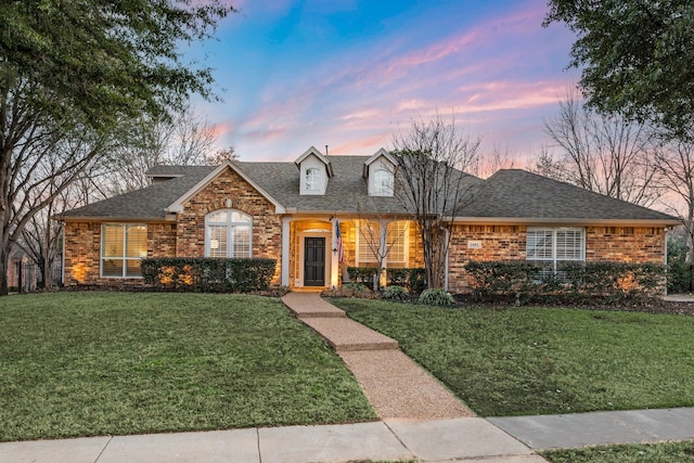 view of front of property featuring a lawn