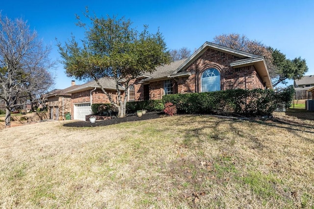 view of front facade featuring a garage and a front yard