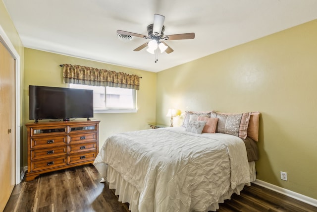 bedroom featuring ceiling fan, dark hardwood / wood-style floors, and a closet