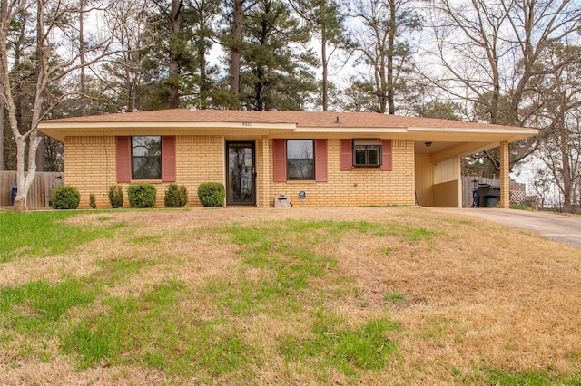 ranch-style home featuring a front lawn and a carport