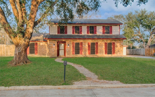 view of front of house featuring a front lawn