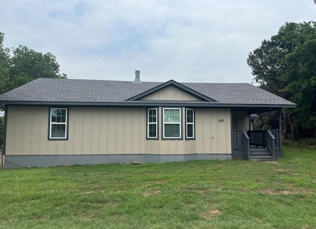 view of front of house with a front lawn