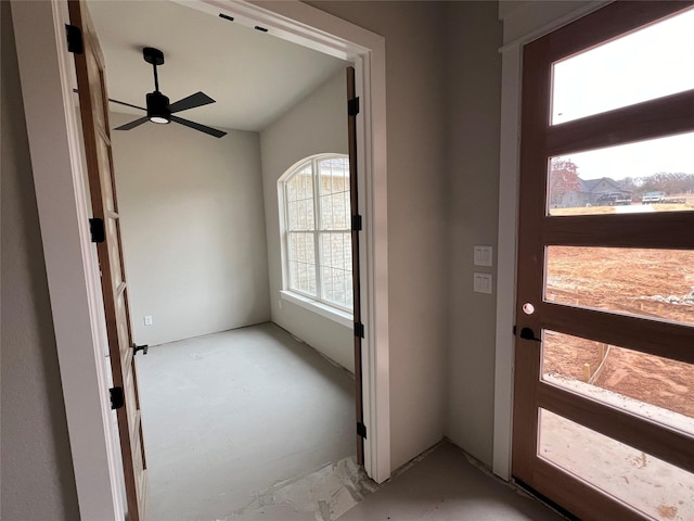 foyer entrance featuring ceiling fan