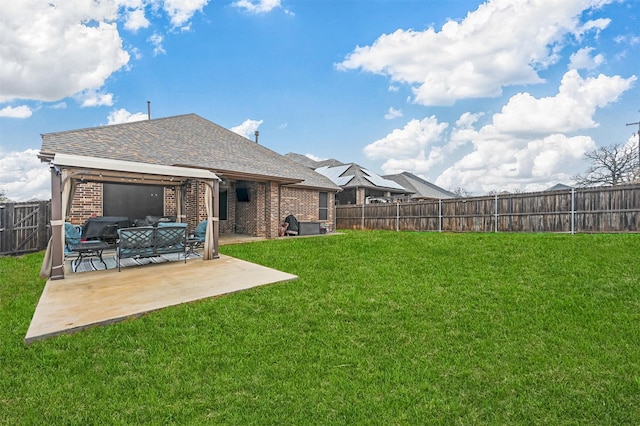 view of yard featuring outdoor lounge area and a patio