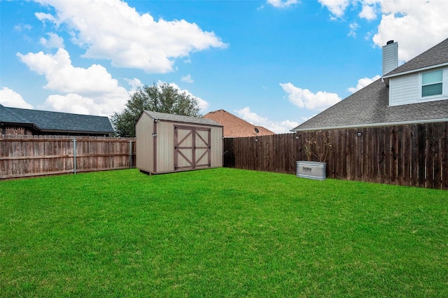 view of yard featuring a storage shed