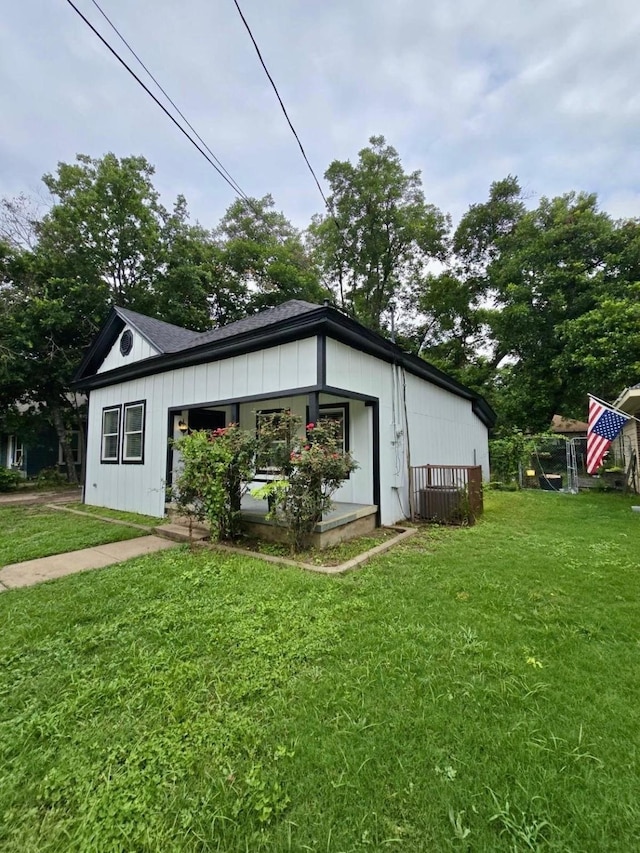 view of front of property featuring a front yard