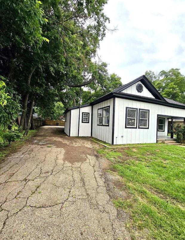 view of outdoor structure with a yard