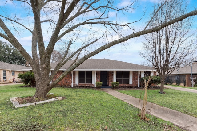 ranch-style house featuring a front yard