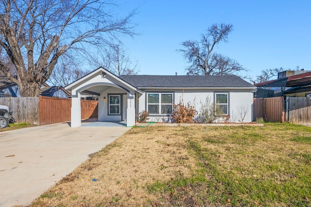 ranch-style house featuring a front lawn