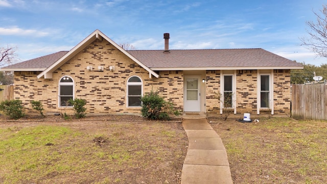 view of front of house featuring a front lawn