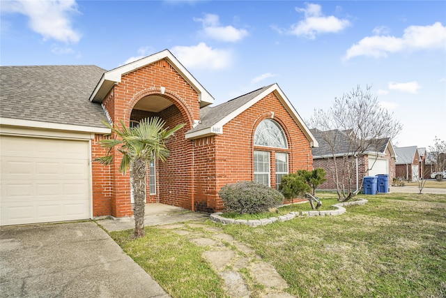 view of front facade featuring a garage and a front yard