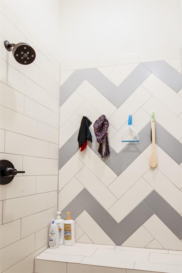 bathroom featuring a tile shower