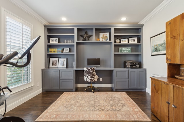 office space featuring dark wood-style floors, built in study area, crown molding, and baseboards