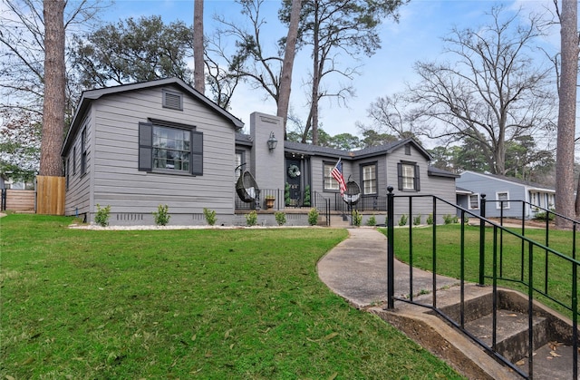 view of front of house featuring a front lawn