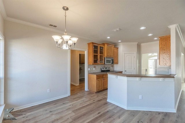 kitchen with pendant lighting, decorative backsplash, kitchen peninsula, stainless steel appliances, and light hardwood / wood-style flooring