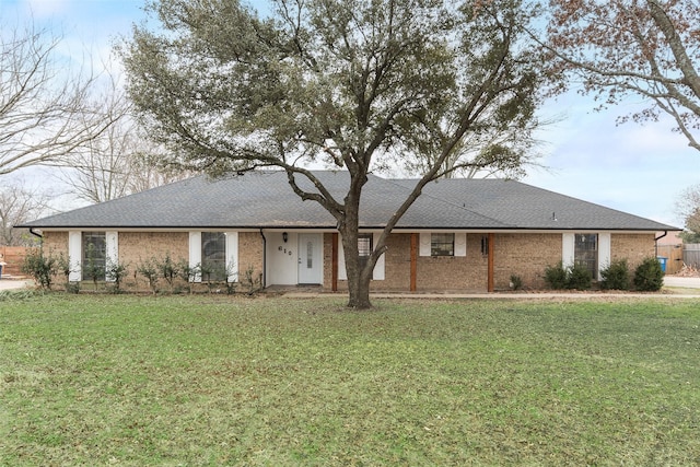 ranch-style house featuring a front lawn