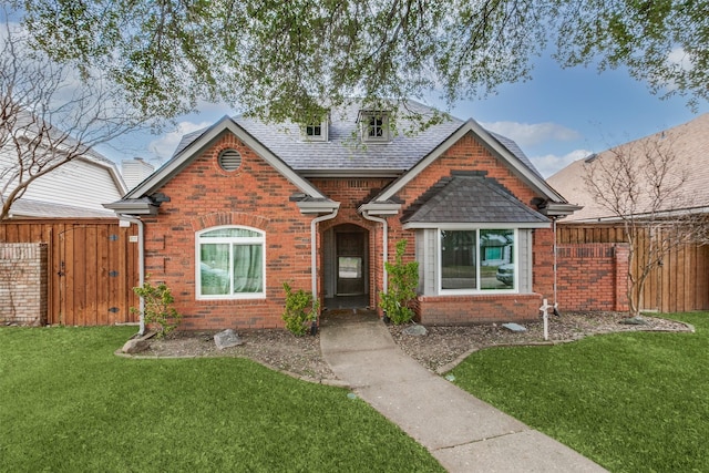 view of front of property with a front yard