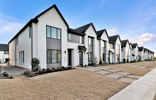 view of front facade featuring a front lawn