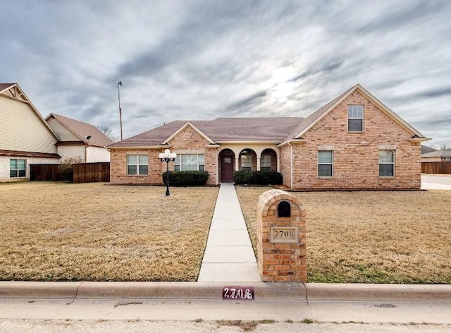 view of front facade with a front yard