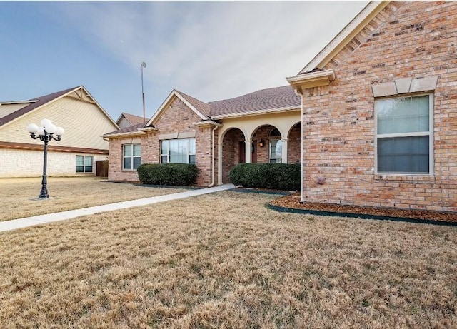 view of front of property with a front yard