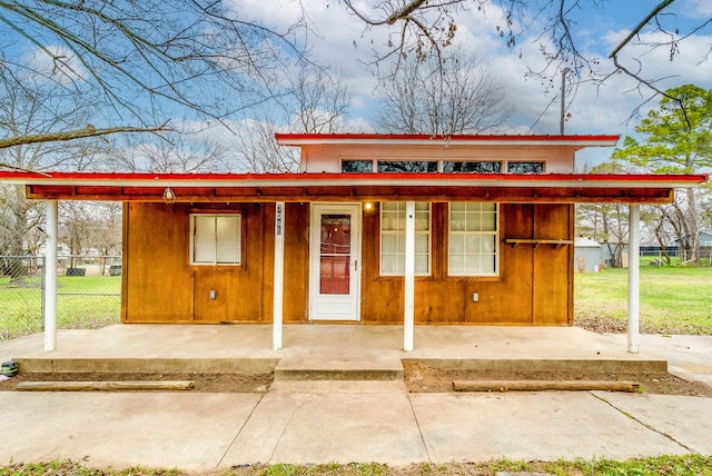 view of front of house featuring fence and a front yard