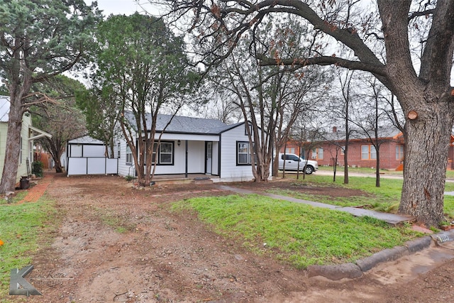 view of front of house featuring a porch and a front yard