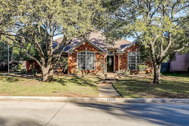 view of front of house featuring a front lawn