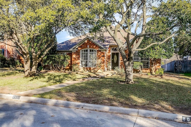 view of front of property featuring a front yard