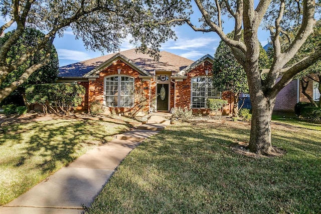 view of front of home featuring a front lawn