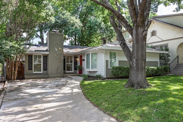 ranch-style home featuring a front lawn