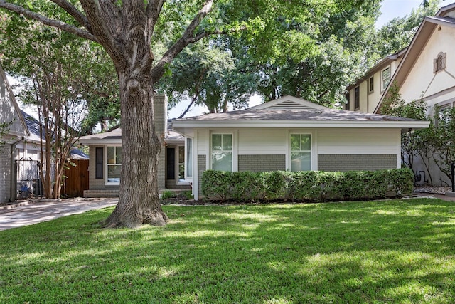 view of front of property with a front yard