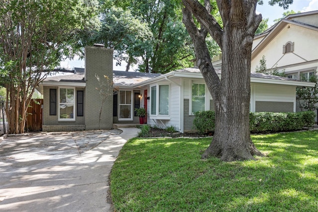 view of front of property featuring a front lawn