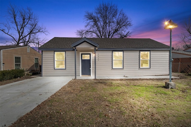 view of front of property featuring a yard