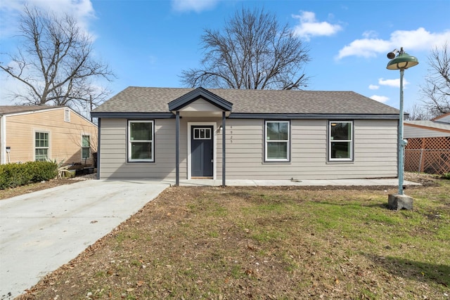 view of front of home featuring a front yard