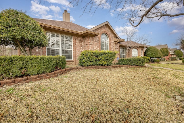 view of front of house featuring a front lawn