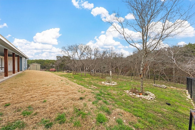 view of yard featuring a storage shed