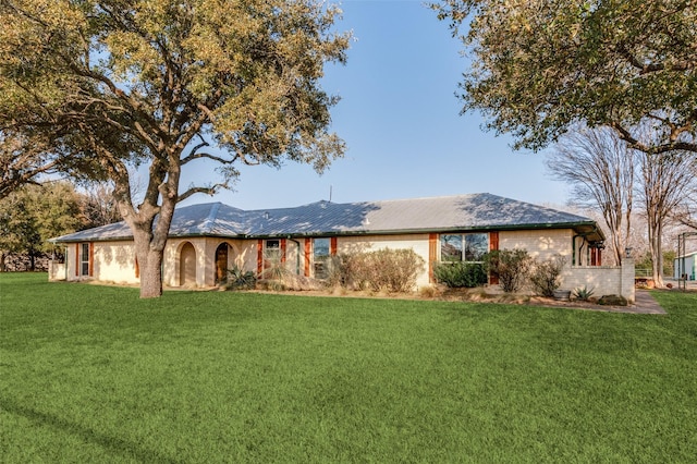 single story home with a front yard