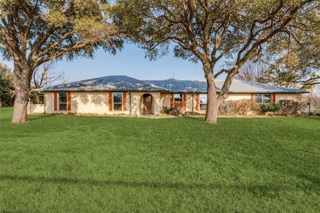 view of front of property featuring a mountain view and a front lawn