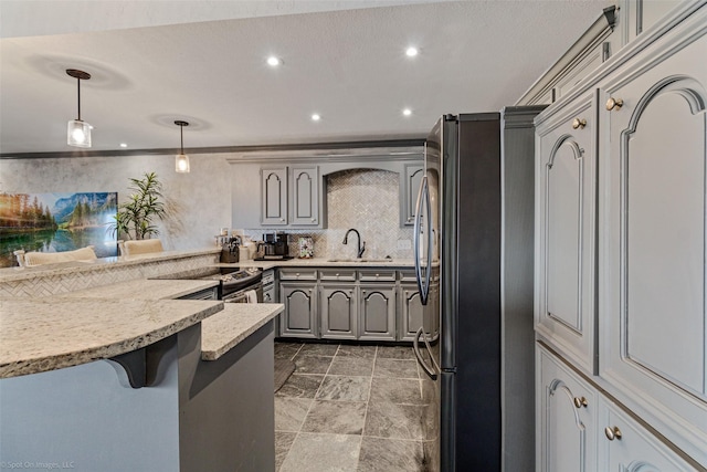 kitchen featuring hanging light fixtures, a sink, appliances with stainless steel finishes, recessed lighting, and gray cabinetry