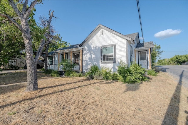 view of front of house featuring a front yard