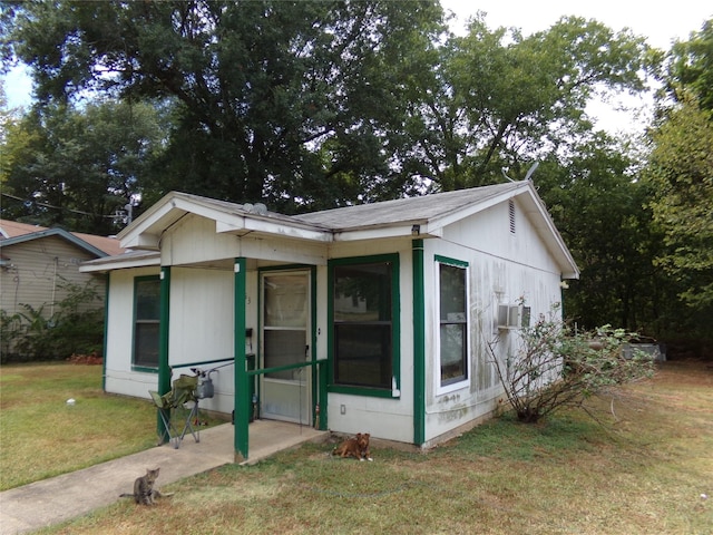 view of front of house featuring a front lawn