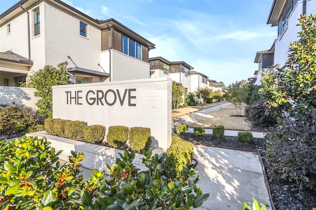 community / neighborhood sign with a residential view