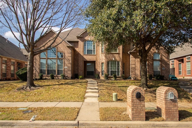 view of front of home featuring a front yard