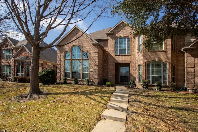 view of front of property featuring a front yard