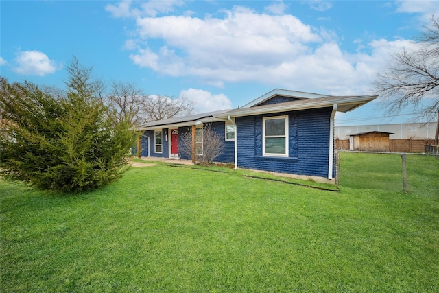 ranch-style house featuring a front lawn